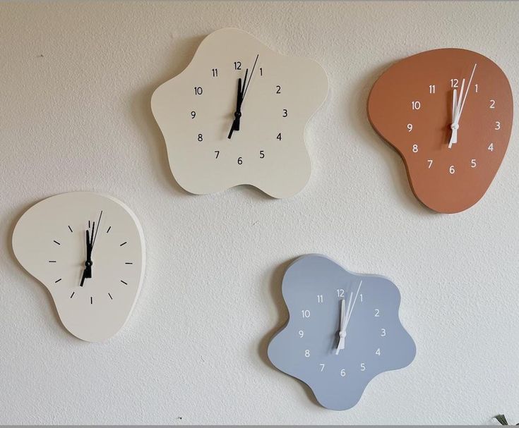 ساعت دفرمه فانتزی مینیمال